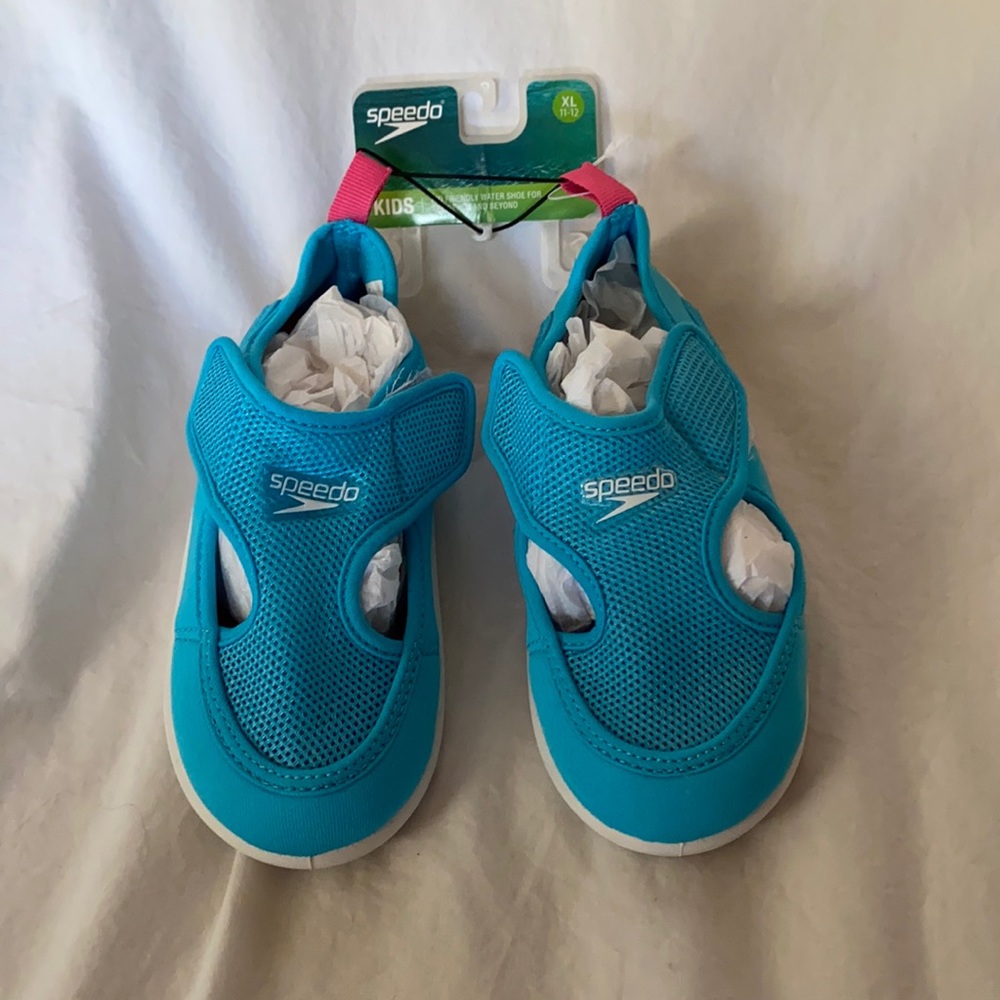 NWT Speedo water shoes
